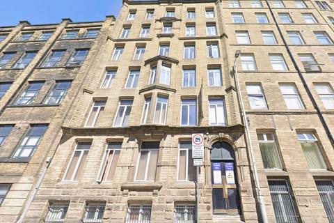 1 bed property, in Sunbridge Road, £4,000