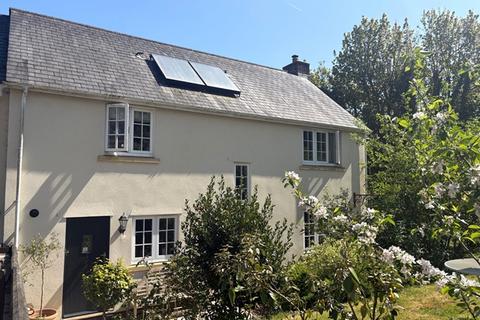 4 bed property, in Royal Oak Close, £350,000