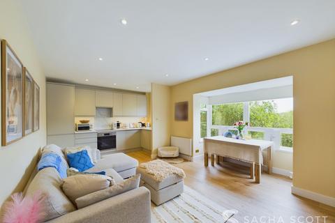 2 bed property, in Southwood Close, £300,000