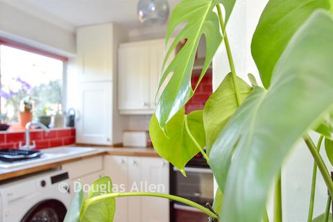 3 bed property, in Cowdray Way, £425,000
