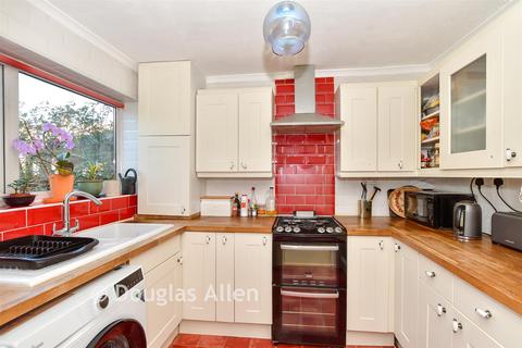 3 bed property, in Cowdray Way, £425,000