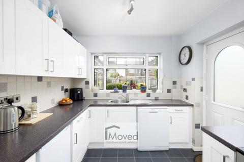 3 bed property, in Hawthorns, £325,000