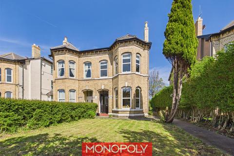 6 bed property, in The Roe, £370,000