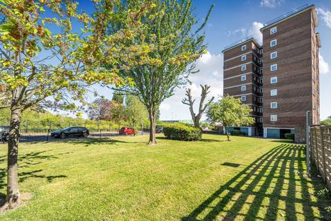 1 bed property, in Hepworth Gardens, £175,000