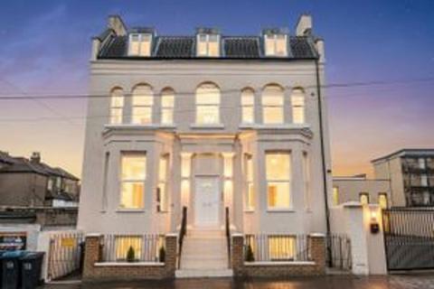2 bed property, in Clifford Road, £320,000