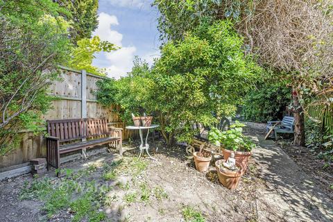 3 bed property, in Oaklands Road, £400,000