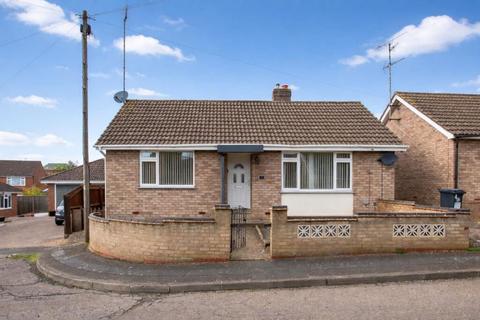 2 bed property, in South Close, £180,000