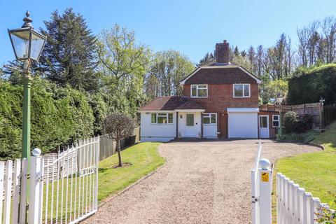 4 bed property, in Ballards Hill, £675,000