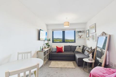 1 bed property, in Whitchurch Lane, £115,000