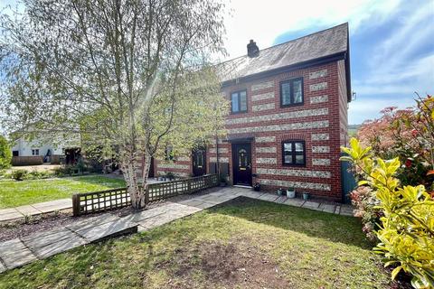 3 bed property, in Ashleigh Close, £310,000