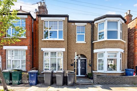 2 bed property, in Leslie Road, £475,000