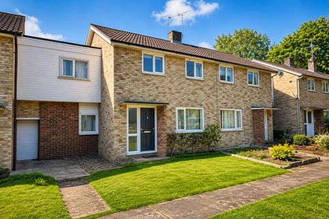 4 bed property, in Haymeads, £425,000
