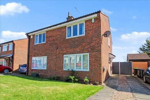 2 bed property, in Turner Drive, £170,000