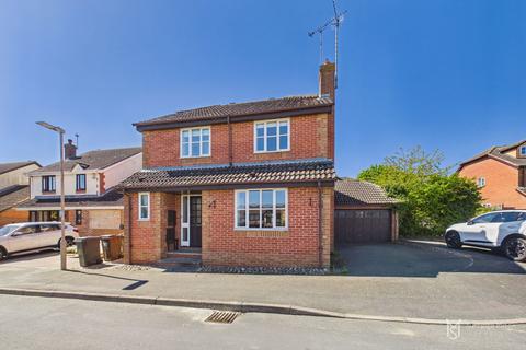 4 bed property, in Cotswold Close, £450,000