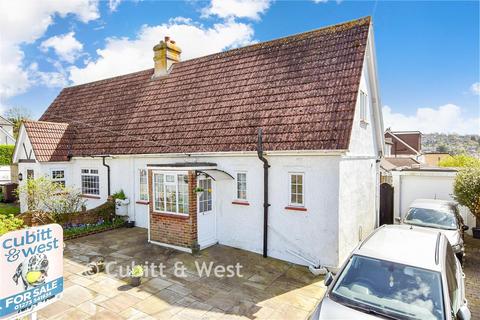 2 bed property, in Ladies Mile Road, £400,000