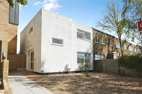 3 bed property, in Canterbury Road, £230,000