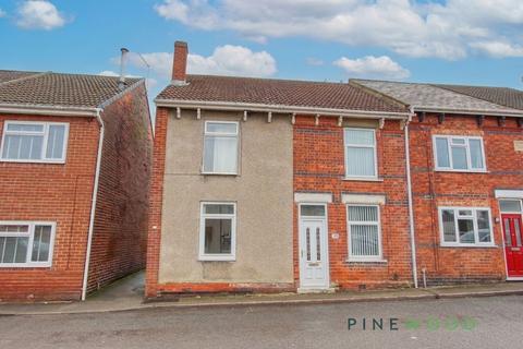 2 bed property, in Chesterfield Road, £90,000