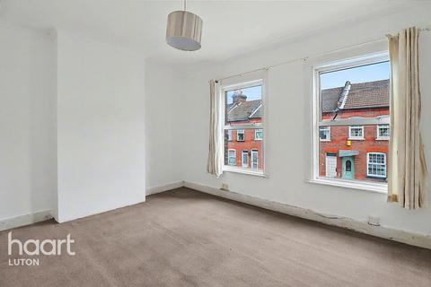 3 bed property, in Butlin Road, £265,000