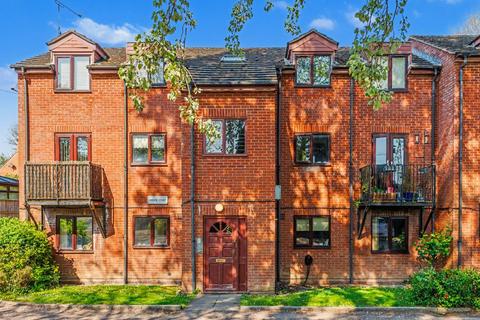 1 bed property, in Bridge Court, £73,000
