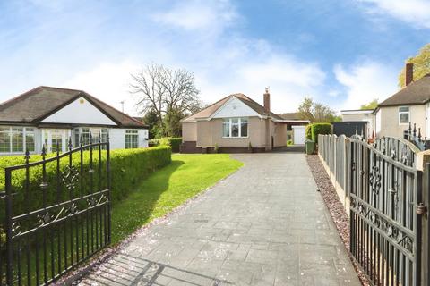 3 bed property, in Essendine Crescent, £425,000