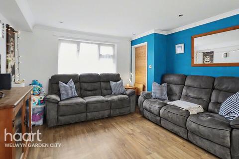 3 bed property, in Ryelands, £350,000