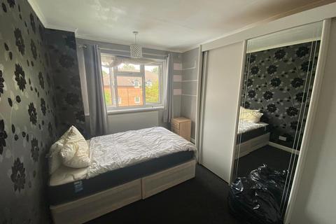 4 bed property, in Roche Avenue, £15,000
