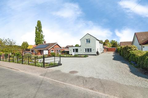 3 bed property, in Hollow Hill Road, £350,000