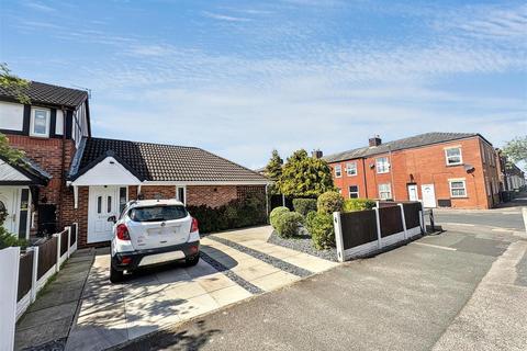 2 bed property, in College Court Preston PR1 7RU, £159,950