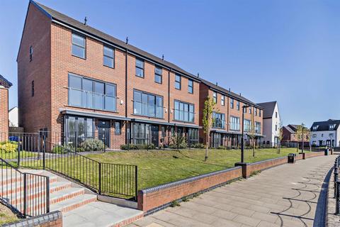 4 bed property, in Lapwing Close, £310,000