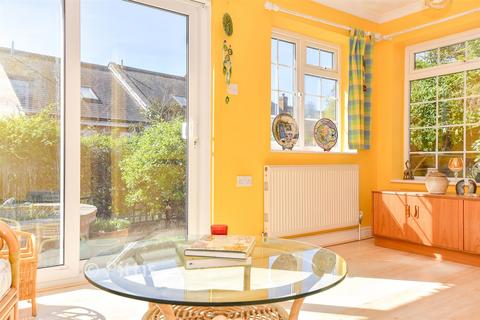 3 bed property, in Collards Close, £280,000