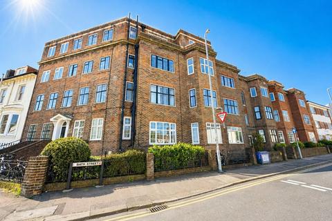1 bed property, in Buckingham Close, £179,950
