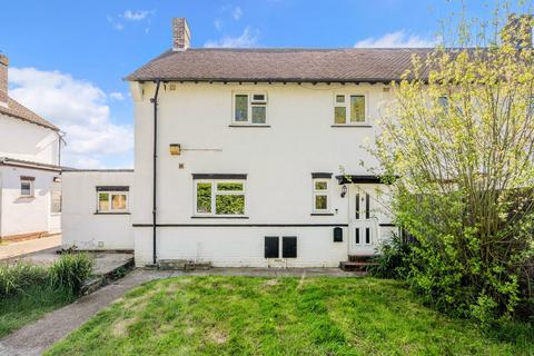 3 bed property, in Pollards Oak Crescent, £425,000