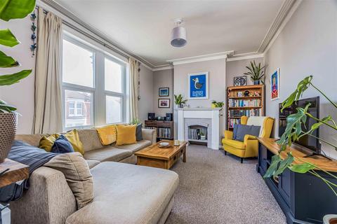 1 bed property, in Orchard Road, £170,000