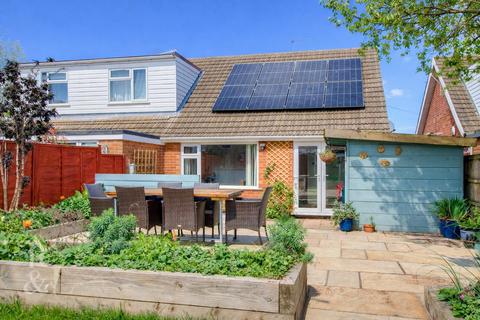 3 bed property, in Elm Close, £260,000