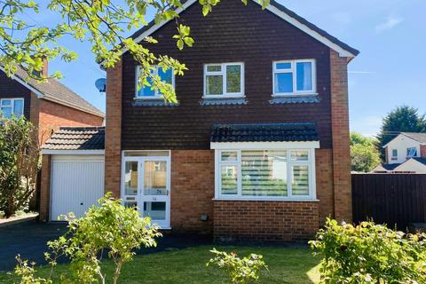 3 bed property, in Bloomfield Close, £300,000