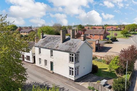 5 bed property, in Cage Lane, £400,000