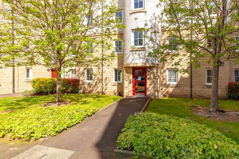 2 bed property, in Giles Street, £190,000