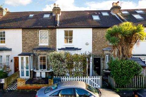 2 bed property, in Sandycombe Road, £750,000