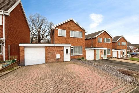 3 bed property, in Hilton Close, £250,000