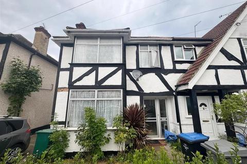 4 bed property, in Pettsgrove Avenue, £630,000