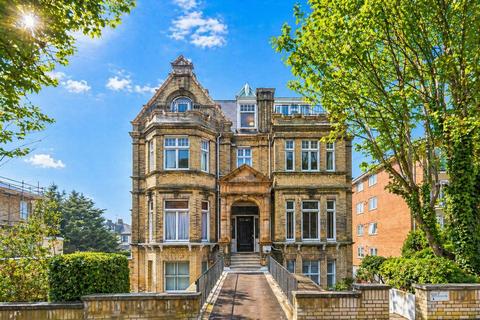 1 bed property, in Eaton Garden Mansions, £300,000