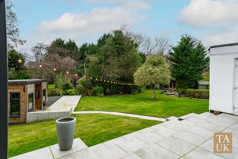 4 bed property, in The Hollies, £775,000