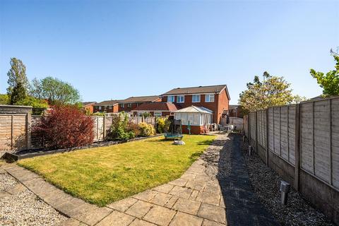 2 bed property, in Sweet Chestnut Grove, £215,000