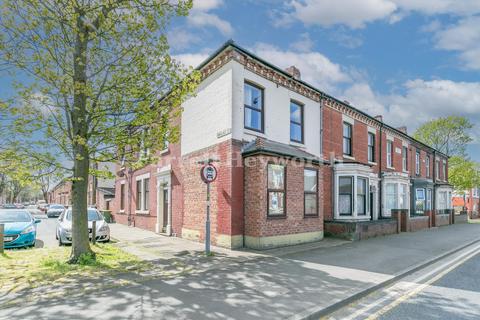 8 bed property, in Dallas Street, £300,000