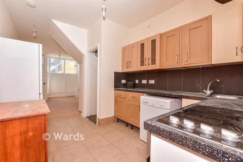 4 bed property, in Queens Gardens, £225,000
