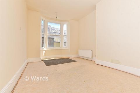 4 bed property, in Queens Gardens, £225,000