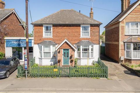 3 bed property, in Station Road, £425,000