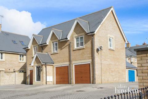 2 bed property, in Doulton Close, £184,995