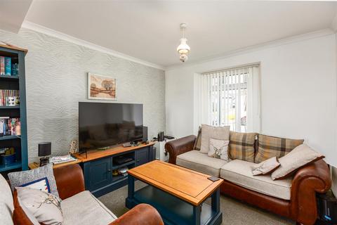2 bed property, in Lynn Street, £120,000