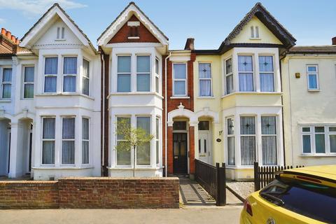 3 bed property, in Salisbury Avenue, £250,000